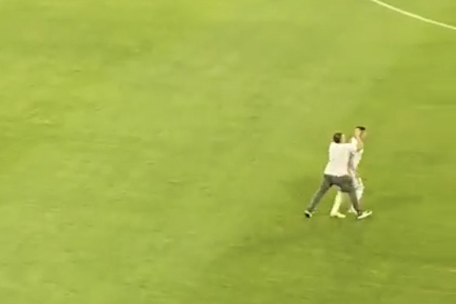 Nadrealne scene sa fudbalskog derbija u Kolumbiji! Navijač utrčao na teren i udario igrača – onda je nastao haos! (VIDEO)