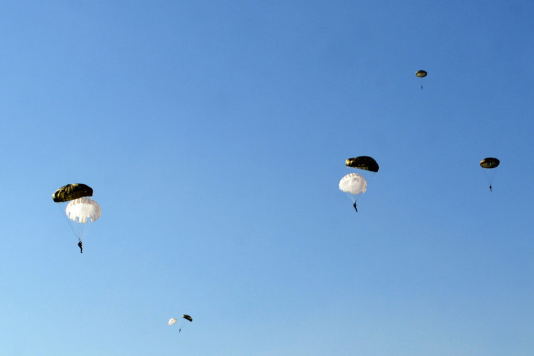 Prvi skokovi najmlađih padobranaca: Sada im se pruža mogućnost da postanu profesionalni pripadnici ove elitne jedinice Vojske Srbije (FOTO)