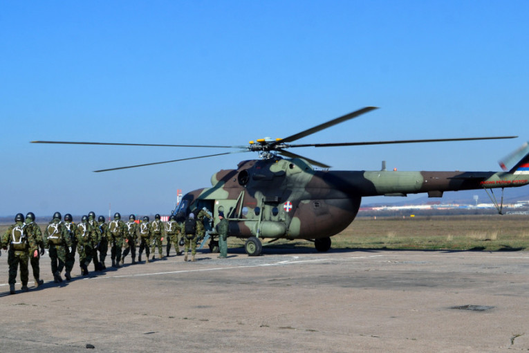 Prvi skokovi najmlađih padobranaca: Sada im se pruža mogućnost da postanu profesionalni pripadnici ove elitne jedinice Vojske Srbije (FOTO)