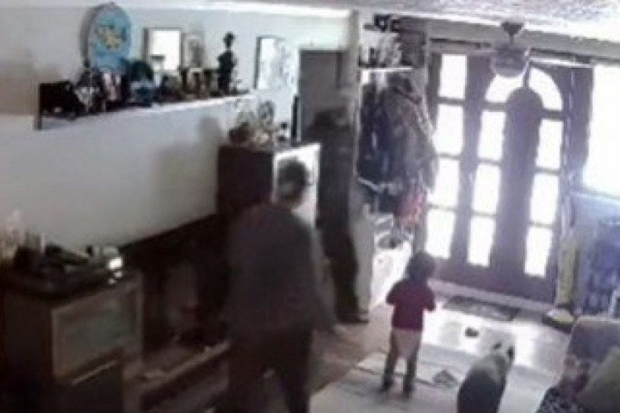 Prvi snimak zemljotresa u Rumuniji: Nameštaj se trese, porodica panično beži napolje (VIDEO)