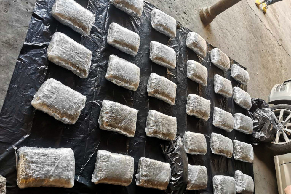 Diler pao u štek stanu: Novosađanin krio 1,2 kilograma marihuane