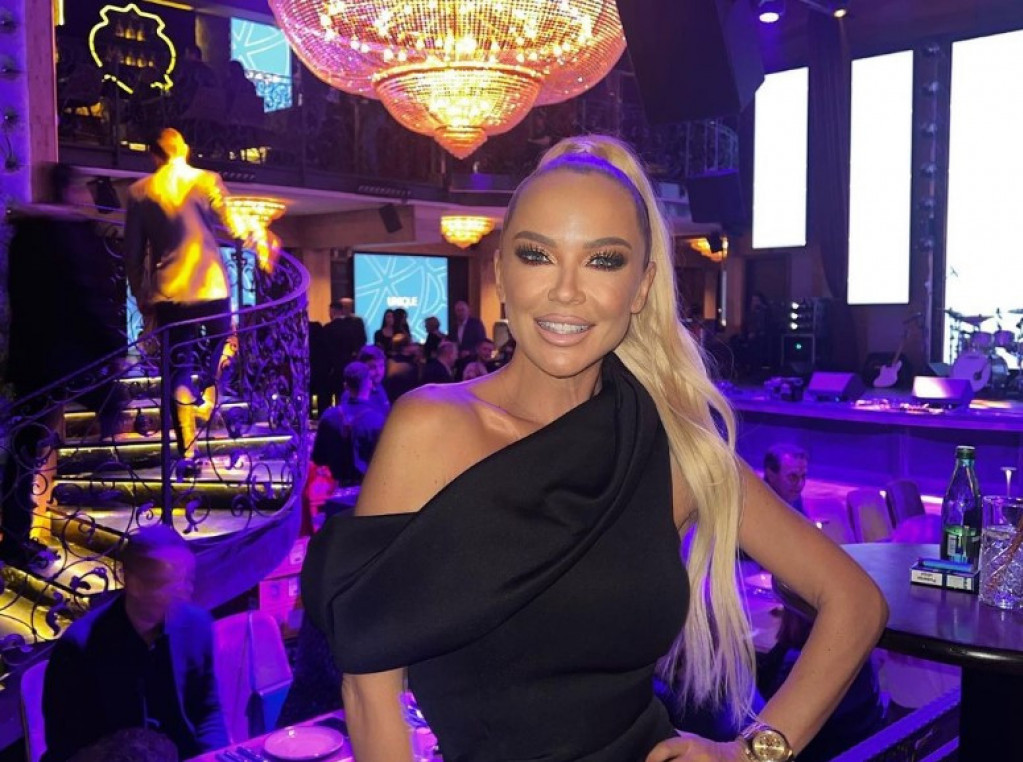 Hrvatska pevačica i njen bend na meti osuda! Uništavali i divljali, visili sa plafona: Ovakvi primitivci više nisu dobrodošli!