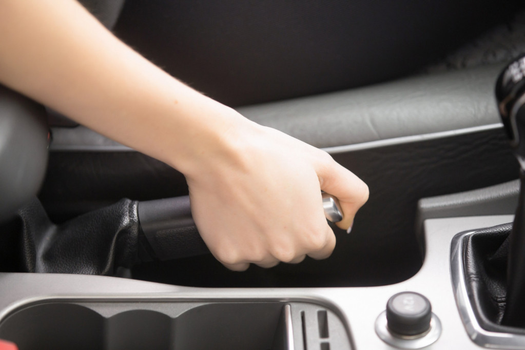 Čudno, ali radi: Vozačima se preporučuje da u automobilu uvek imaju pastu za zube tokom zime