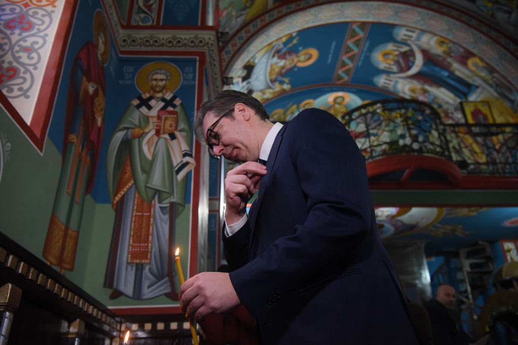 Sretenje je srpsko ime i prezime: Predsednik Vučić u crkvi u Kragujevcu u kojoj je usvojen prvi srpski Ustav