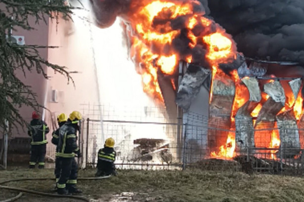 Tragedija na Novom Beogradu: Muškarac stradao u požaru, a eksplodirala je i plinska boca!