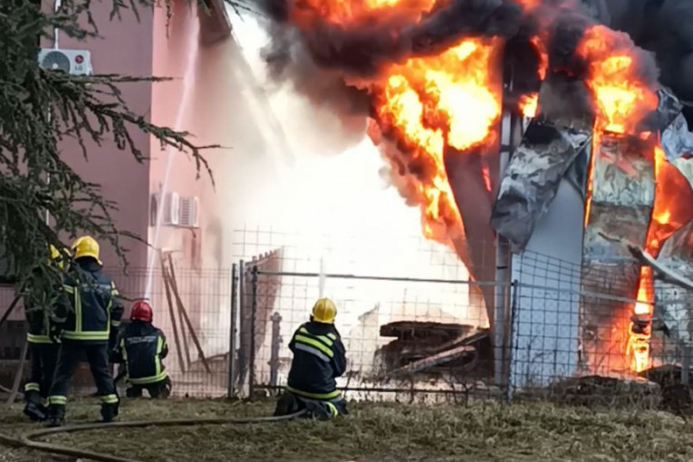 Prvi snimci požara na Galenici: Vatrogasci se kao lavovi bore sa vatrenom stihijom! (VIDEO)