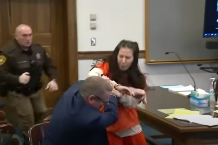 Žena koja je ubila ljubavnika, iživljavala se nad njegovim mrtvim telom i odsekla mu penis napala advokata tokom suđenja! (VIDEO)