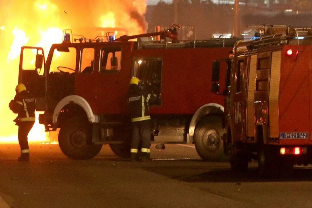 Bukti požar na Miljakovcu: Zapalio se stan, vatrogasci i Hitna pomoć na licu mesta