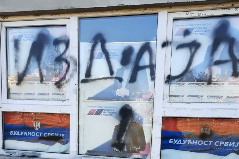 Vandalski čin: Kamenovali prostorije SNS na Novom Beogradu, ispisali grafite mržnje i pretnje (FOTO)