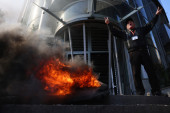 Haos u Libanu! Zapaljene banke, porazbijani prozori, frustrirani građani hoće svoj novac! (FOTO/VIDEO)