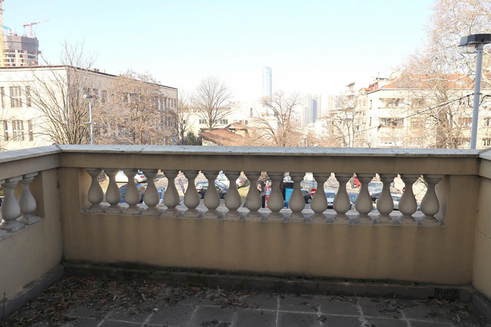 Sa ove terase je poslednja srpska kraljica trebalo da pokaže naslednika! Ona je ubijena, a danas na terasi žive samo golubovi (FOTO, VIDEO)