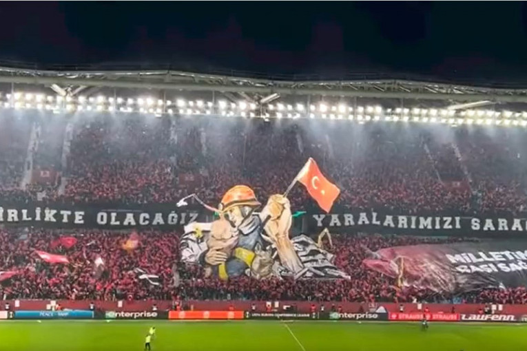 Zahvalnost turskih navijača spasilačkim ekipama iz celog sveta naslikana na tribini (VIDEO)