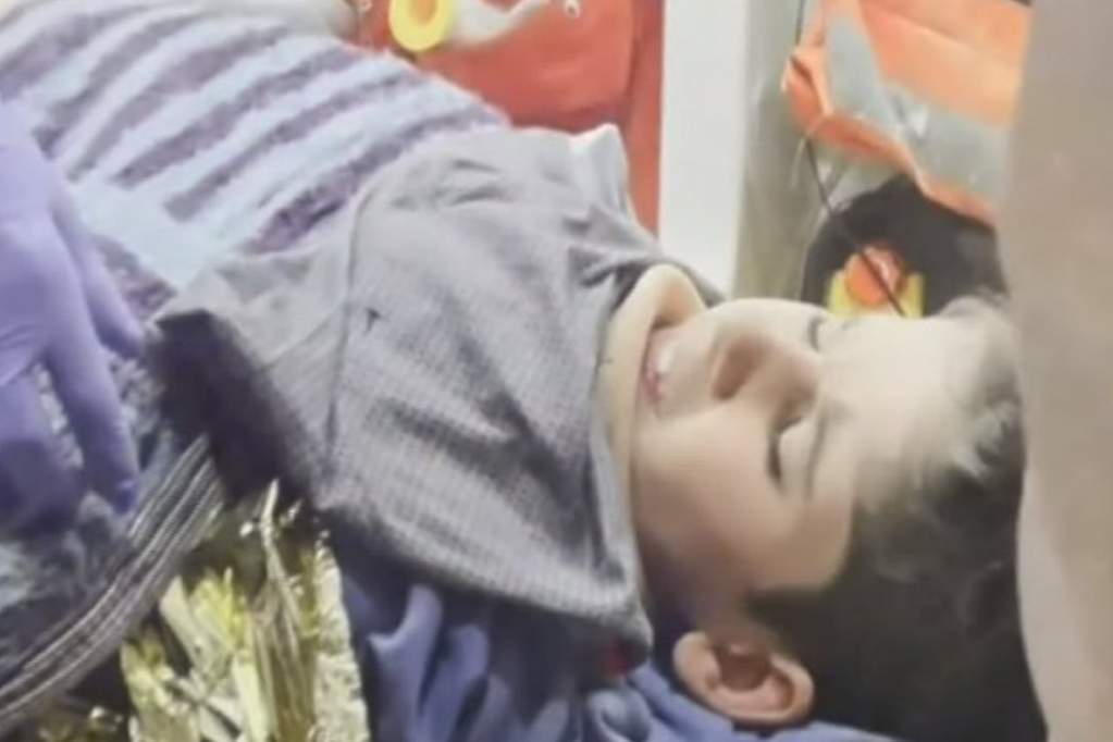 Da li je ovo realno? Dečak spasen iz ruševina posle 260 sati od zemljotresa (VIDEO)