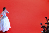 Na crvenom tepihu 73. Berlinala pažnju ukrale Kristen Stjuart u romantičnoj haljini i En Hatavej sa rupama, mašnama i tufnama (FOTO)