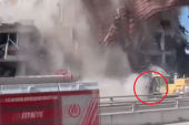Bagerista se spasao u poslednjem trenutku: Zgrada se urušila dok je radio, on izjurio iz kabine, prašina ga progutala za sekund (VIDEO)