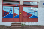Ponovo oštećene prostorije SNS na Čukaričkoj padini: Vandali ispisali grafite mržnje