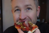 Muškarac je mesec dana jeo samo picu, pogledajte šta mu se dogodilo (VIDEO)
