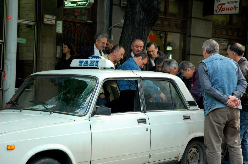 Pečeno prase, vruć hleb i piće: Da li ste znali da je u Beogradu dostava hrane zaživela još pre pola veka!