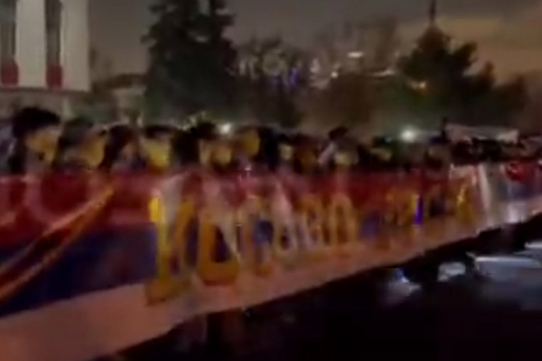 Emotivne scene ispred srpske ambasade u Moskvi: Navijači ruskih klubova došli "da podrže braću u borbi za očuvanje zemlje" (VIDEO)