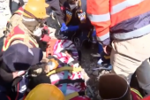 U Turskoj 296 sati posle zemljotresa spasena tročlana porodica: Dete preminulo na putu do bolnice? (VIDEO)