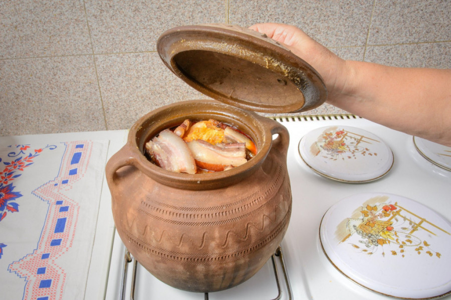 Ovo ima samo u Srbiji! 6 najluđih manifestacija kod nas: Od "misterioznih čvaraka" do "odavanja počasti rakiji"  (FOTO)