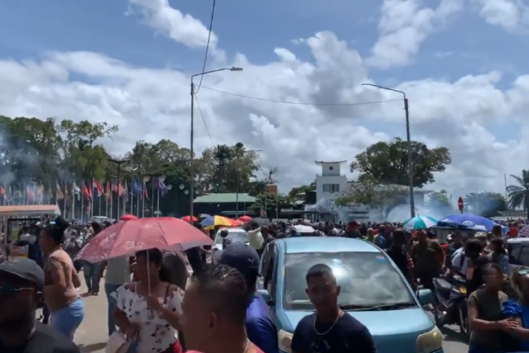 Haos u Surinamu: Demonstranti demolirali zgradu parlamenta, policija zapucala, povređeno oko 20 ljudi! (VIDEO)