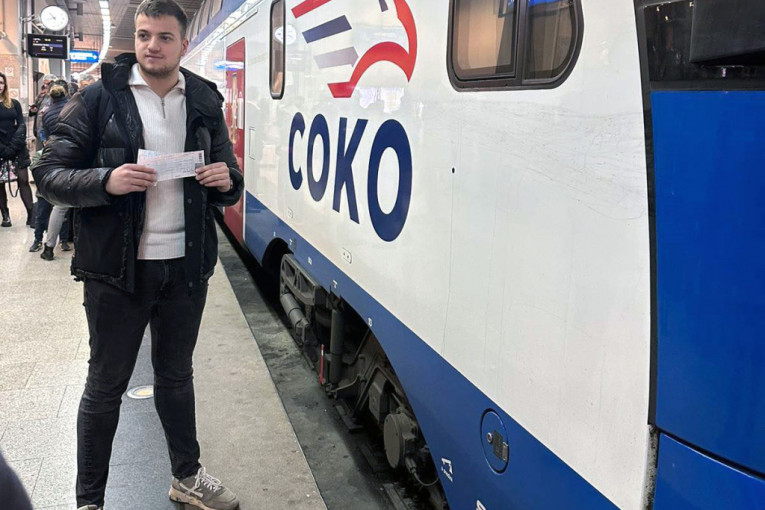 Đorđe je jubilarni putnik brzog voza "Soko" i od danas vlasnik vredne nagrade