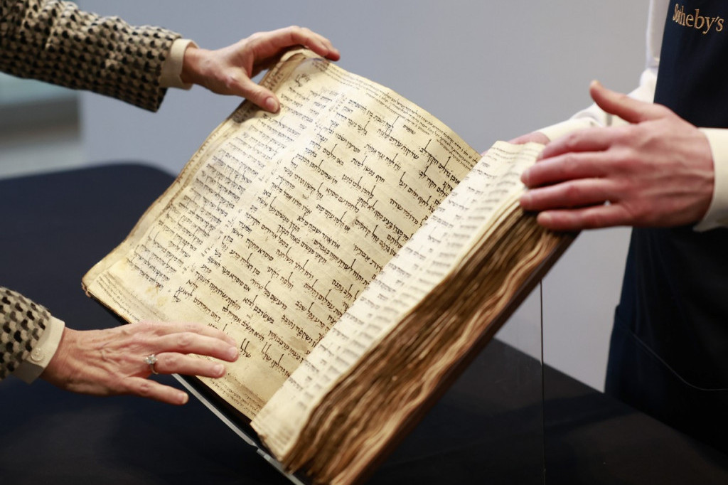 Neverovatno! Rekordna cena u istoriji za Bibliju staru hiljadu godina (FOTO)