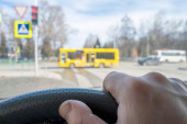 Nova pravila za vozačke dozvole: Vozačka na mobilnom isto kao i plastična, a evo šta još predlažu u EP