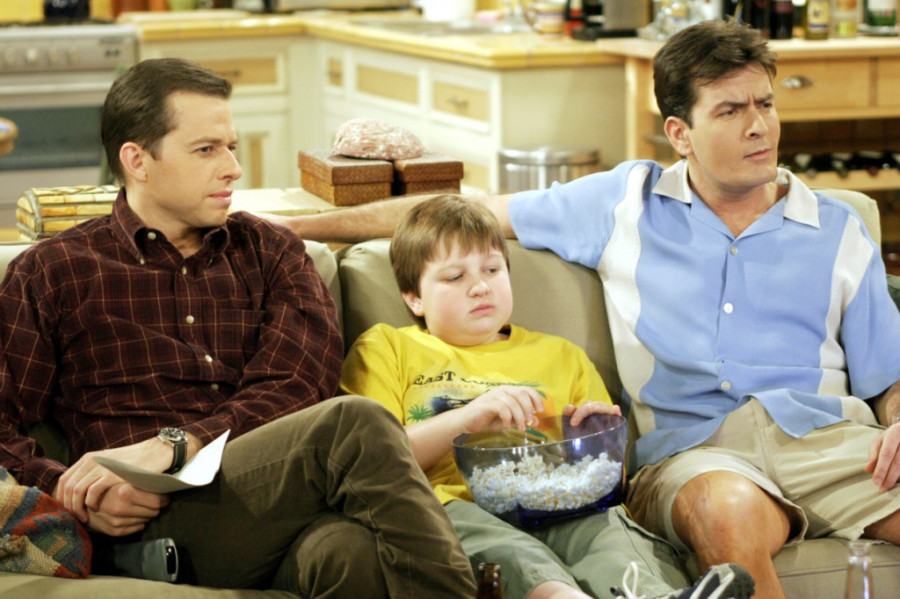 Šokantna cifra! Nećete verovati koliko je Čarli Šin zaradio od serije "Dva i po muškarca"