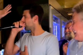 Novak dohvatio mikrofon, pa zapevao svojoj ljubavi: O, gde si, Jelena, da mi srce smiriš! (VIDEO)