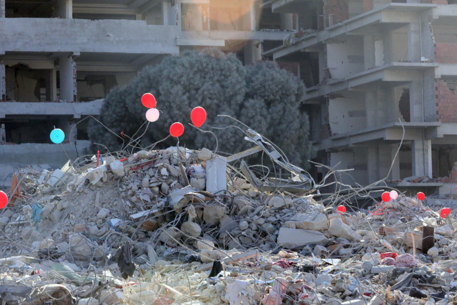 "Kada su mi pružili telo deteta, jedan deo mene je pukao": Na ruševinama u Turskoj stavljeni baloni - njihovo značenje lomi srce (VIDEO)