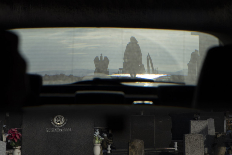 24sedam na vlaškom "Privegu" u Laznici:  Verno negujući neobične običaje mrtvima prinose svetlost (FOTO/VIDEO)