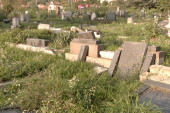 Teror na KiM se nastavlja: Srbi na Zadušnice zatekli oskrnavljene spomenike na groblju