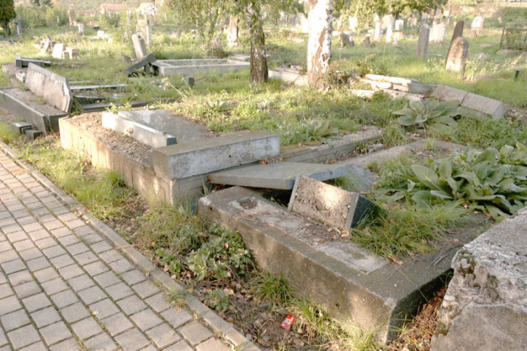 Vandalski čin na groblju u Erdutu: Oštećeno preko 70 grobnih mesta