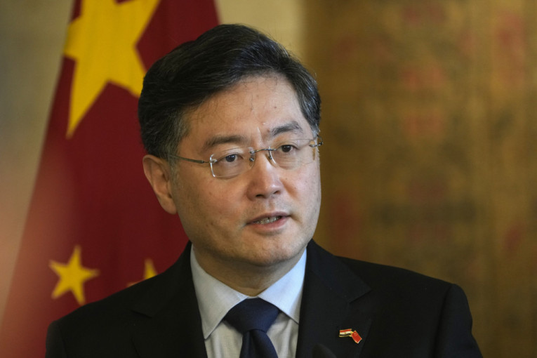 Smenjen kineski šef diplomatije: Nije viđen u javnosti više od mesec dana