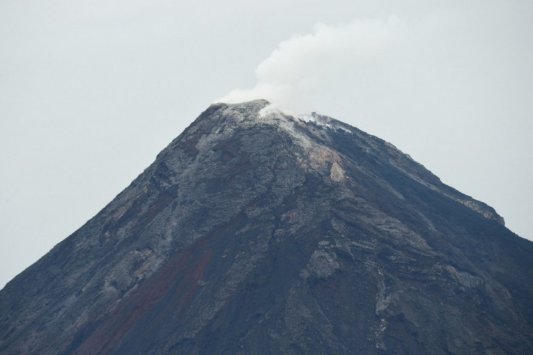 Avion se srušio na aktivni vulkan: Letelica potpuno uništena, traga se za preživelima! (VIDEO/FOTO)