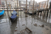 Kanali u Veneciji presušili: Voda se povukla, gondole stoje nasukane, jezivi prizori obilaze svet (VIDEO/FOTO)