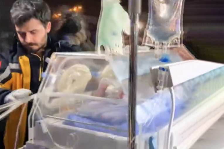 Kakva sreća u nesreći! Trudna žena se onesvestila tokom zemljotresa, a onda rodila devojčicu (VIDEO)