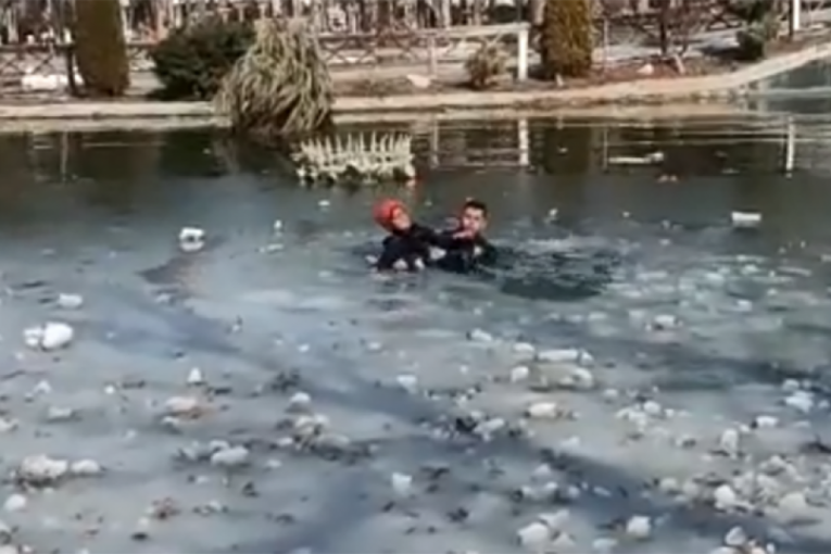 Devojčica preživela zemljotres u Turskoj, pa upala u zaleđeno jezero! (VIDEO)