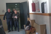 Počelo suđenje decenije: Goran Džonić vezan lisicama doveden u sud! Prošao pored Šojke kojoj je ubijena cela porodica! (FOTO/VIDEO)
