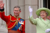 Pojavile se fotografije: Kako je kralj Čarls izgledao na krunisanju kraljice Elizabete, njegov izraz lica govori sve (FOTO)