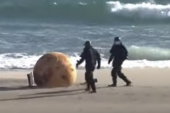 Loptasti predmet se pojavio na plaži u Japanu: Izazvao paniku među građanima, vlasti odmah zatvorile oblast! (VIDEO)