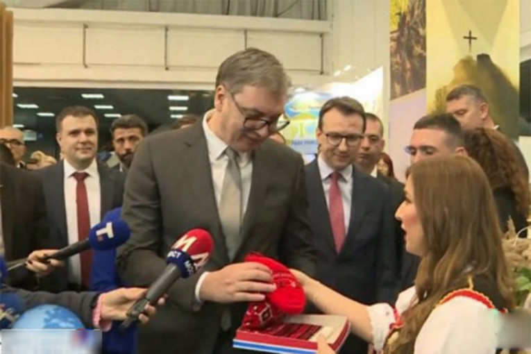 "Hvala vam za ovaj divan poklon": Prijatno iznenađenje za predsednika Vučića na Sajmu turizma (FOTO)