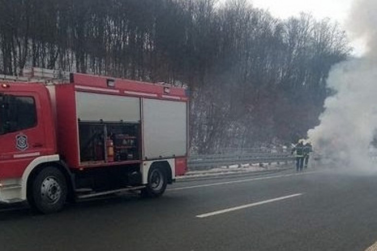 Izgoreo kamion kod Užica: Vatra se širila velikom brzinom, tovarni prostor i kabina u pepelu!
