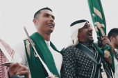 Ronaldo u društvu šeika: Držao sablju - ogrnut zastavom Saudijske Arabije! (VIDEO)