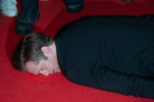 Skandal na crvenom tepihu u Berlinu: Glavni glumac šokantnog horora uradio suludu stvar (FOTO)
