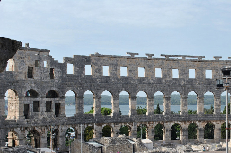 Nemački državljanin pao sa zidića na pulskoj Areni: Zadobio teške telesne povrede