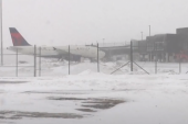 Smrtonosna snežna oluja pogodila SAD: Obustavljene stotine letova, 900.000 potrošača ostalo bez struje, očekuje se -45 stepeni! (VIDEO/FOTO)