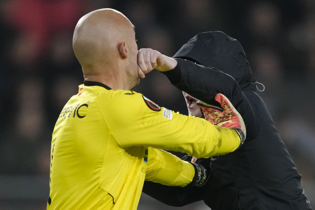 UEFA smešnom kaznom sankcionisala PSV za napad na Dmitrovića:  Sramotan odgovor došao iz Ajndhovena!